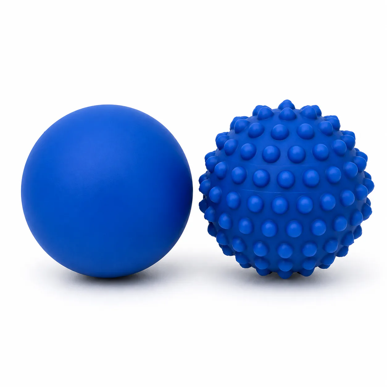 Bolas de fisioterapia azuis, uma lisa e outra texturizada