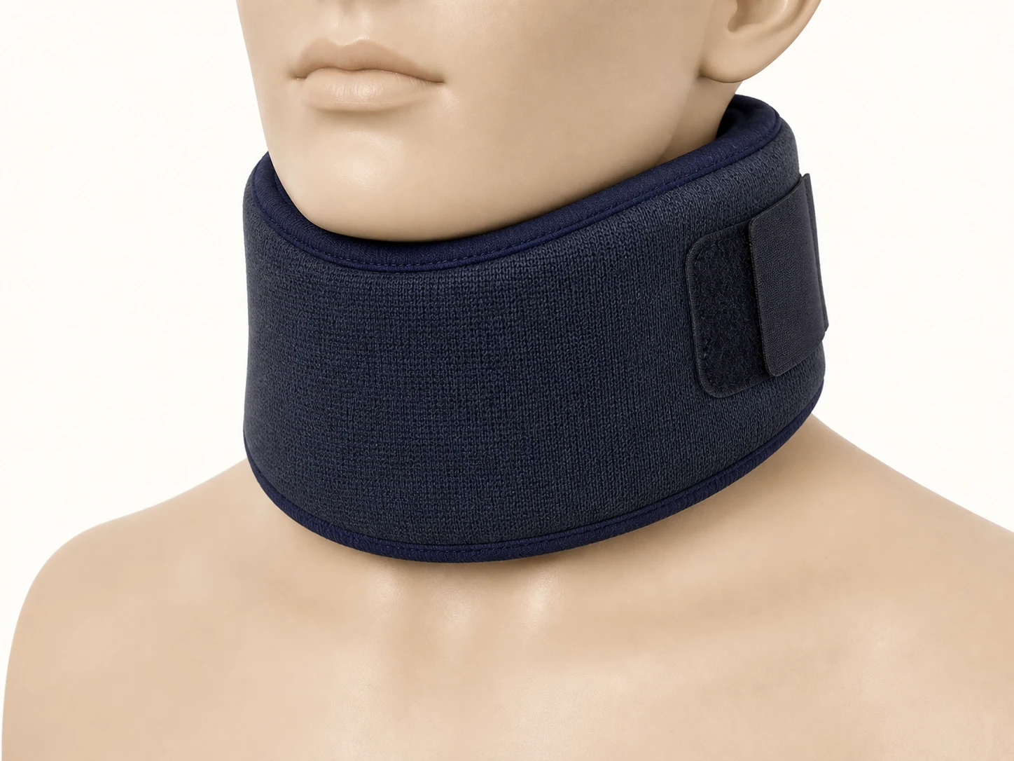 Pessoa utilizando colar cervical de espuma