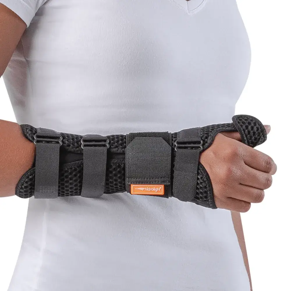 Órtese Comfort Air longa com polegar em uso no antebraço