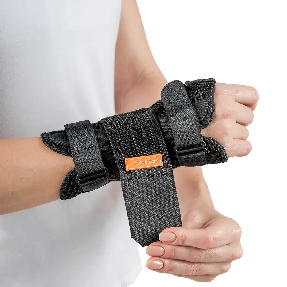 Órtese Comfort Air sem polegar em uso no punho